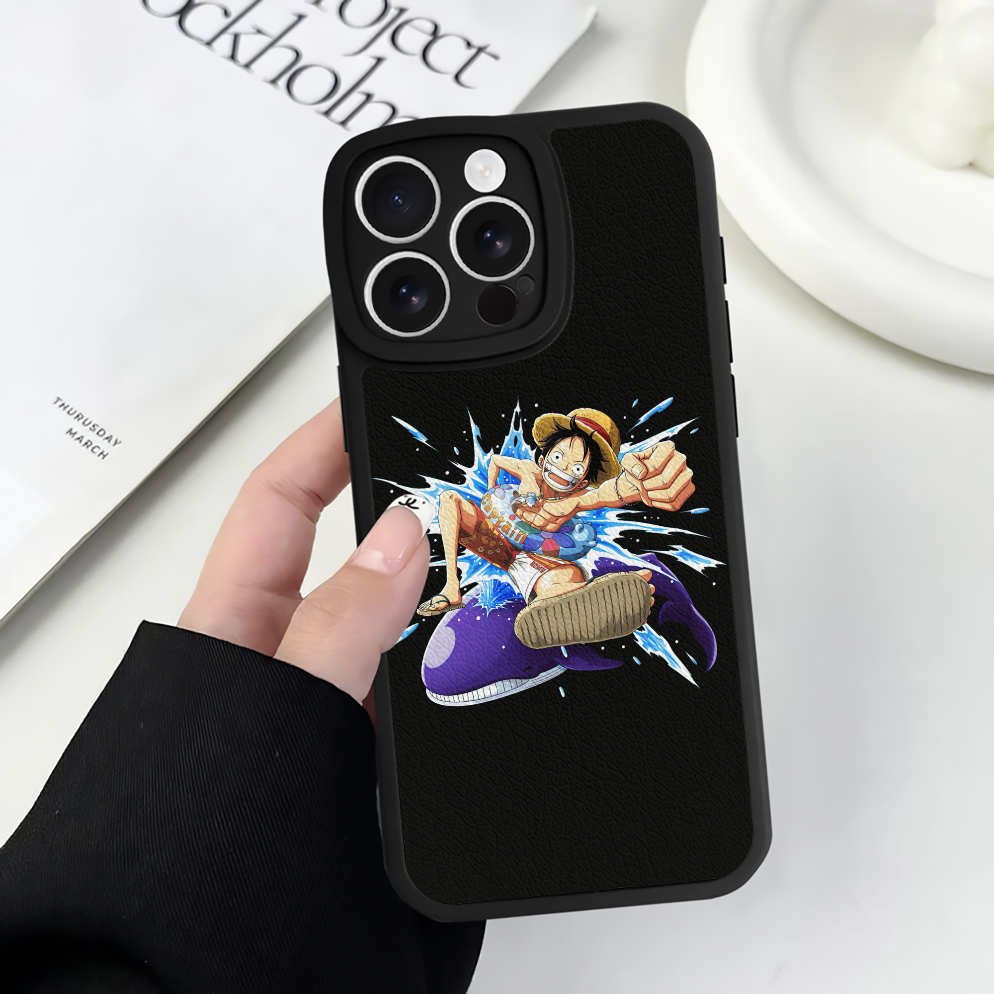 （画像用） ワンピース モンキー・D・ルフィ ONE PIECE Monkey D. Luffy 【iPhone 16シリーズ対応】シリコンスマホケース（レザー調） 材質：シリコン
